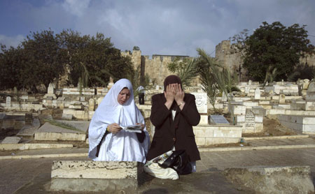 Muslim women pray on the first day of the Muslim holiday of Eid al-Fitr at a cemetery outside Jerusalem&apos;s Old City September 20, 2009.