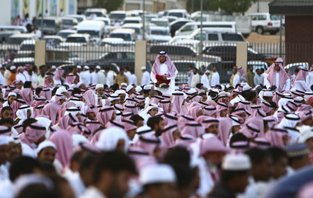 Saudis attend prayers marking the end of the fasting month of Ramadan in Central Riyadh September 20, 2009.