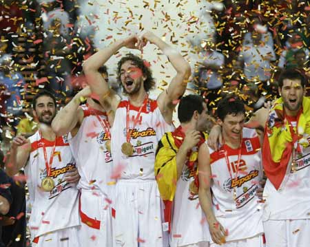 Spain's players celebrate after defeating Serbia 85-63 in the final held in Polish city Katowice Sept. 20, 2009.(Xinhua/Reuters Photo) 