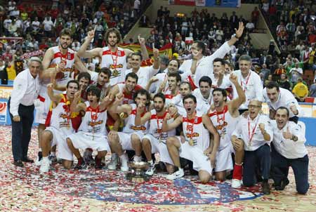Spain's players pose for a photo after winning the final of the European champion held in Polish city Katowice Sept. 20, 2009.(Xinhua/Reuters Photo) 