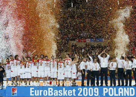 Spain's national team celebrate after winning the final of the European champion held in Polish city Katowice Sept. 20, 2009. (Xinhua/Reuters Photo) 