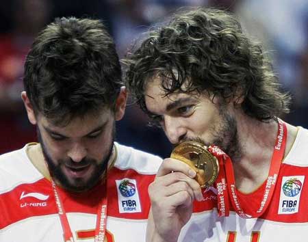 Spain's player Pau Gasol kisses the medal after the team won the final of the European champion held in Polish city Katowice Sept. 20, 2009.(Xinhua/Reuters Photo) 