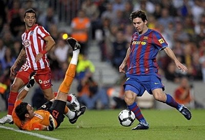 Barcelona's Argentinian forward Lionel Messi (R) scores a goal against Atletico de Madrid during their Spanish League football match at Camp Nou stadium in Barcelona. Barca won 5-2. (Xinhua/Reuters Photo) 