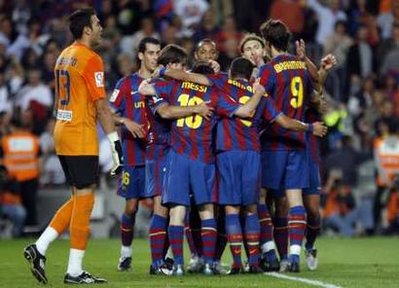 Barcelona's players celebrate after scoring a goal past Atletico Madrid's goalkeeper Roberto Jimenez during their Spanish First Division soccer match at Camp Nou stadium September 19, 2009. (Xinhua/Reuters Photo) 