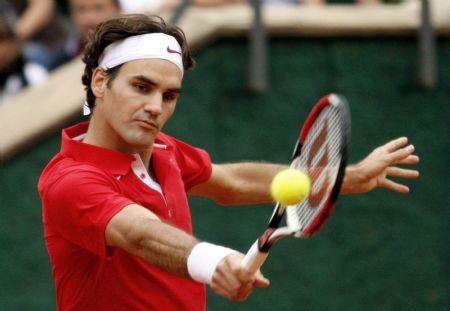 Roger Federer of Switzerland hits a return to Simone Bolelli of Italy during their Davis Cup world group play-off tennis match in Genoa September 18, 2009.Roger Federer quickly put the disappointment of his defeat in the U.S. Open final behind him as he helped Switzerland take a 2-0 lead in their Davis Cup tie with Italy.(Xinhua/Reuters Photo) 
