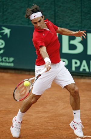 Roger Federer of Switzerland hits a return to Simone Bolelli of Italy during their Davis Cup world group play-off tennis match in Genoa September 18, 2009.(Xinhua/Reuters Photo) 