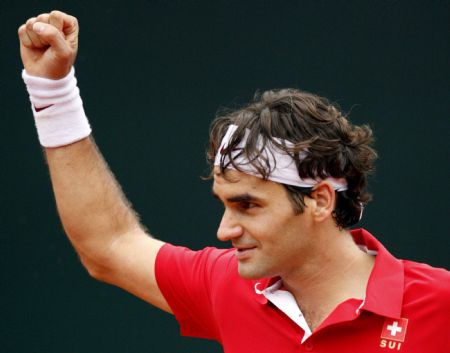 Roger Federer of Switzerland reacts after winning his Davis Cup world group play-off tennis match against Simone Bolelli of Italy in Genoa September 18, 2009.(Xinhua/Reuters Photo) 