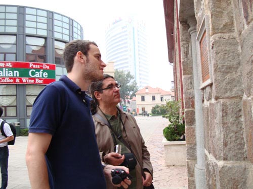 CRI's Paul Ryding (L) and Buze Ozcan (R) check out some of the modern buildings in Yantai, Shandong province in this picture taken on 9/20/09. [Photo: CRIENGLISH.com]