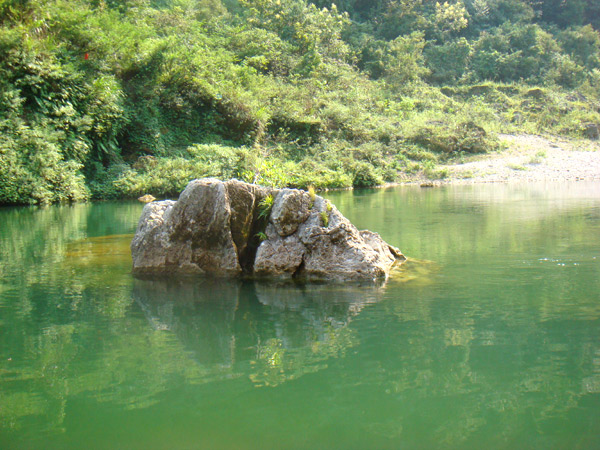 The photo taken on September 7, 2009, shows a scene along the Mengdong River. [Photo: CRIENGLISH.com/ Duan Xuelian] 