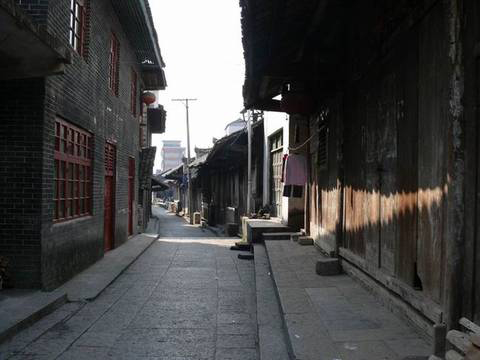 The stone stairs starting from the dock is a 5-mile-long black stone road going through the Furong Town. It doesn't have a name, so people just call it '5-mile long street'. [photo:yeschinatour.com]