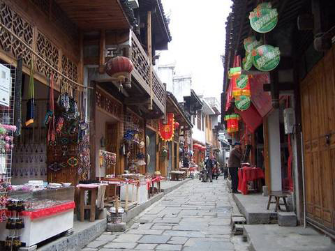 Furong Town is located to the north of Youshui. Diaojiaolou from Tu ethnic group wind on the mountainside. [photo:yeschinatour.com] 