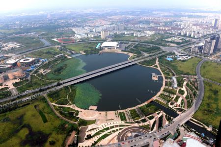 The aerial picture taken on Sept. 19, 2009 shows the general view of Mingyue Lake of the new district of Yangzhou City, east China's Jiangsu Province.(Xinhua/Cheng Jianping)