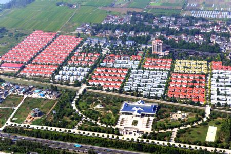 The aerial picture taken on Sept. 19, 2009 shows the farmers' villas in Hangji Township of Yangzhou City, east China's Jiangsu Province.(Xinhua/Cheng Jianping)