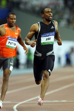 Tyson Gay (C)of the United States competes during the men's 100m final in Shanghai Golden Grand Prix in Shanghai, China, Sept. 20, 2009.(Xinhua/Fan Jun)