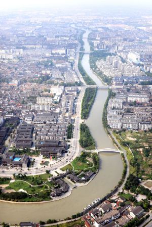 The aerial picture taken on Sept. 19, 2009 shows the canal going through Yangzhou City, east China's Jiangsu Province.(Xinhua/Cheng Jianping)