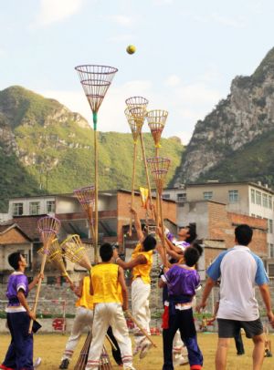 A group of younsters play their distinctive overhead ball match to mark the forthcoming grand celebration of the 60th anniversary of the founding of the People's Republic of China, at Hechi City, southwest China's Guangxi Zhuang Autonomous Region, Sept. 19, 2009.(Xinhua/Zhou Enge)