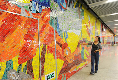  Photo taken on Sept. 21, 2009 shows the wall with animal images at Beijing Zoo station on Subway Line 4 in Beijng, capital of China. Construction of the 28.2-kilometer-long Subway Line 4 entered the test phase recently. It will start trial operation before China's National Day on Oct. 1st. 