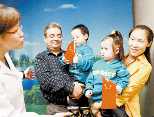 An American test-tube pigeon pair, Doudou and Miaomiao, receive a physical checkup on Saturday, September 19, 2009, at Tangdu Hospital in Xi'an, where they were born in 2005. [Photo: sanqindaily.com]