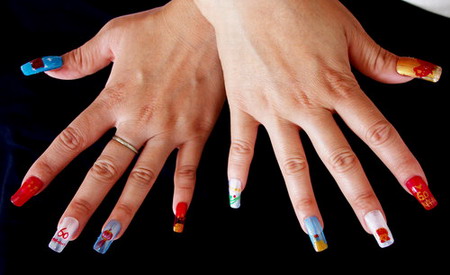 A woman displays her fingernails after a National Day-themed manicure in Dexing City, east China's Jiangxi province, September 19, 2009, in the run-up to the 60th anniversary of the founding of New China on October 1. People in the world's most populous country have come up with unique ideas to celebrate their national holiday. [CFP]
