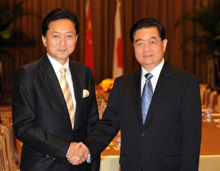 Chinese President Hu Jintao (R) meets with Japanese Prime Minister Yukio Hatoyama in New York, the United States, Sept. 21, 2009. (Xinhua/Li Tao)