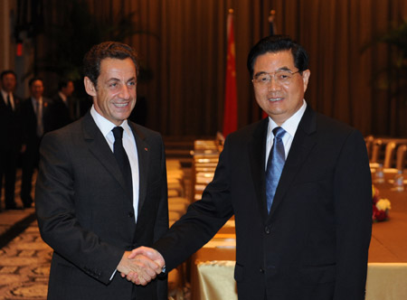 Chinese President Hu Jintao (R) meets with his French counterpart Nicolas Sarkozy in New York on Sept. 21, 2009. (Xinhua/Li Tao)