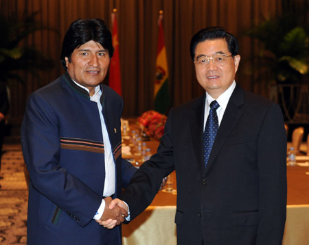 Chinese President Hu Jintao (R) meets with his Bolivian counterpart Evo Morales in New York on Sept. 21, 2009. (Xinhua/Li Tao)