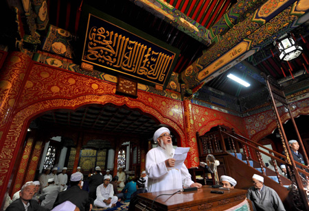 Xue Tianli, the mosque imam, speaks to the Muslims during a prayer in a mosque in Niujie, a compact area inhabited by the Hui nationality, in Beijing, capital of China, Sept. 21, 2009.(Xinhua/Luo Xiaoguang) 