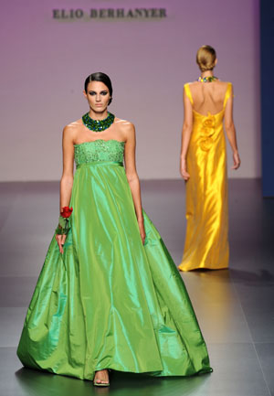  Models display creations by designer Elio Berhanyer at Cibeles Madrid Fashion Week Spring/Summer 2010 show in Madrid, capital of Spain, Sept. 21, 2009. (Xinhua/Chen Haitong)