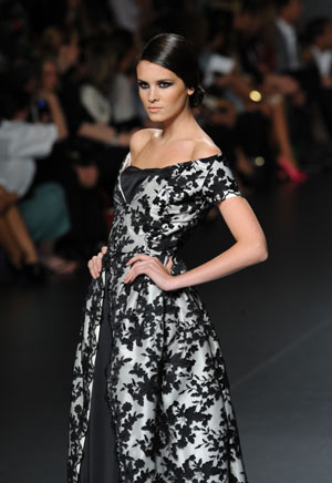 A model displays a creation by designer Elio Berhanyer at Cibeles Madrid Fashion Week Spring/Summer 2010 show in Madrid, capital of Spain, Sept. 21, 2009. (Xinhua/Chen Haitong)