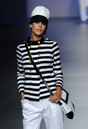 A model displays a creation by designer Elio Berhanyer at Cibeles Madrid Fashion Week Spring/Summer 2010 show in Madrid, capital of Spain, Sept. 21, 2009. (Xinhua/Chen Haitong)