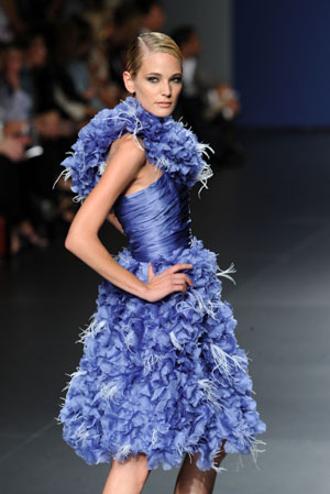 A model displays a creation by designer Elio Berhanyer at Cibeles Madrid Fashion Week Spring/Summer 2010 show in Madrid, capital of Spain, Sept. 21, 2009. (Xinhua/Chen Haitong)