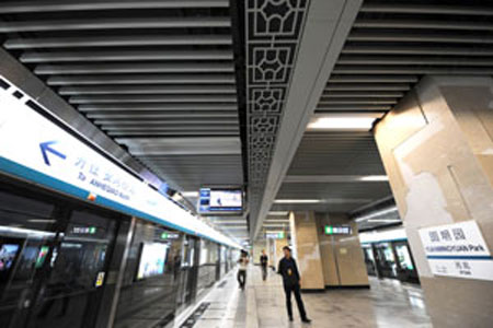 Photo taken on Sept. 21, 2009 shows the platform of Yuanmingyuan Park station on Subway Line 4 in Beijng, capital of China. Construction of the 28.2-kilometer-long Subway Line 4 entered the test phase recently. It will start trial operation before China's National Day on Oct. 1st. 