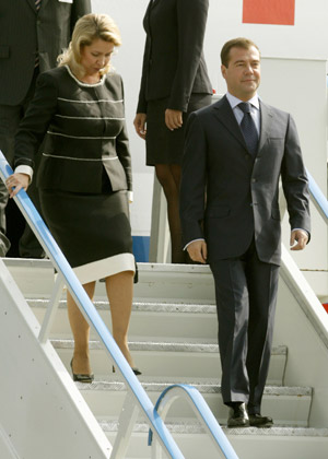 Russia's President Dmitry Medvedev and his wife Svetlana walk down the gangway upon their arrival at Zurich airport September 21, 2009. Medvedev is on an official two-day visit to Switzerland.(Xinhua/Reuters Photo)
