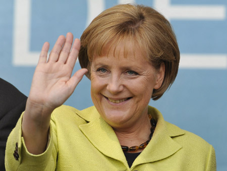 German Chancellor Angela Merkel waves farewell to the crowd following an election campaign rally in Kassel September 21, 2009. (Xinhua/Reuters Photo)