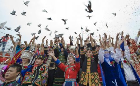 Newlyweds of 56 ethnic groups release pigeons to express their blessing for the motherland in Qiandaohu Scenic Area of Chun'an County, east China's Zhejiang Province, Sept. 20, 2009.(Xinhua/Li Suren)