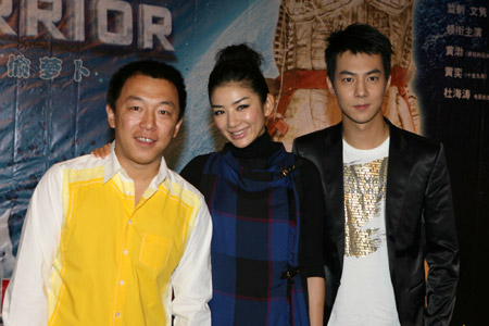 Leading cast members, actress Huang Yi (C), actor Huang Bo (L) and Zhang Dianfei pose for a photo-taking while attending the presentation meeting of their new comedy film Stubborn Robot, in Shanghai, east China, Sept. 21, 2009. (Xinhua/Zhu Liangcheng)