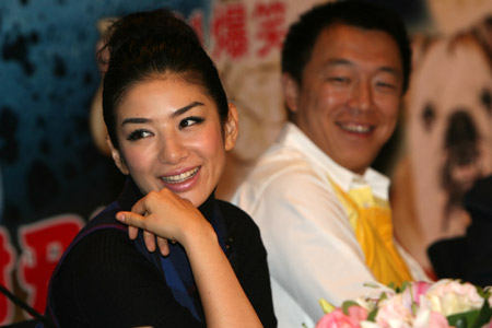 Leading cast members, actress Huang Yi (L) and actor Huang Bo laugh while attending the presentation meeting of their new comedy film Stubborn Robot, in Shanghai, east China, Sept. 21, 2009. Director Tian Meng and leading role cast members Huang Yi, Huang Bo, Zhang Dianfei attend the presentation of film, which is set to be on premiere as of October 23. (Xinhua/Zhu Liangcheng)