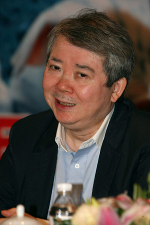 Movie supervisor Wen Juan attends the presentation meeting of their new comedy film Stubborn Robot, in Shanghai, east China, Sept. 21, 2009. (Xinhua/Zhu Liangcheng)