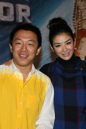 Leading cast members, actress Huang Yi (R) and actor Huang Bo turn up at the presentation meeting of their new comedy film Stubborn Robot, in Shanghai, east China, Sept. 21, 2009. (Xinhua/Zhu Liangcheng)