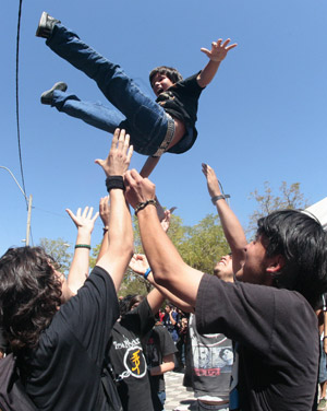 Paraguayan youth play a game as they attend a park gathering to celebrate Dia de la Primavera (the Day of Spring) in Asuncion, capital of Paraguay, Sept. 21, 2009. (Xinhua/Ubaldo Gonzalez)