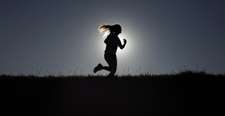 A jogger runs around Chestnut Hill Reservoir, on the final full day of summer, in Boston, Massachusetts September 21, 2009. (Xinhua/Reuters Photo)