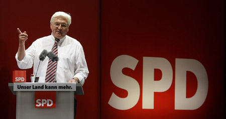 Frank-Walter Steinmeier, German Foreign Minister and candidate for chancellor of the Social Democratic Party (SPD) gives a speech during an election campaign meeting in Nuremberg September 21, 2009. General elections (Bundestagswahl) will be held in Germany on September 27.(Xinhua/Reuters Photo)