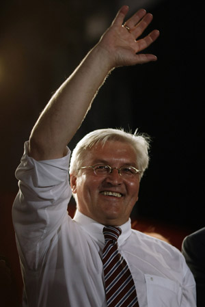 Frank-Walter Steinmeier, German Foreign Minister and candidate for chancellor of the Social Democratic Party (SPD) waves during an election campaign meeting in Nuremberg Spetember 21, 2009.(Xinhua/Reuters Photo)