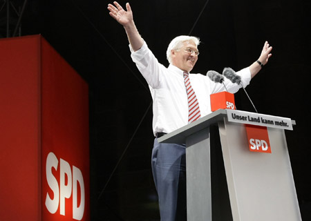 Frank-Walter Steinmeier, German Foreign Minister and candidate for chancellor of the Social Democratic Party (SPD) waves during an election campaign meeting in Nuremberg Spetember 21, 2009.(Xinhua/Reuters Photo)