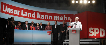 Frank-Walter Steinmeier, German Foreign Minister and candidate for chancellor of the Social Democratic Party (SPD) gives a speech during an election campaign meeting in Nuremberg Spetember 21, 2009.(Xinhua/Reuters Photo)