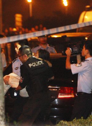 Police rescue a girl taken hostage in Shanghai, east China, Sept. 23, 2009. A man held his girlfriend hostage at knife point in a hotel room in Shanghai Tuesday afternoon, the police finally rescue the girl on Sept. 23. (Xinhua/Pei Xin)