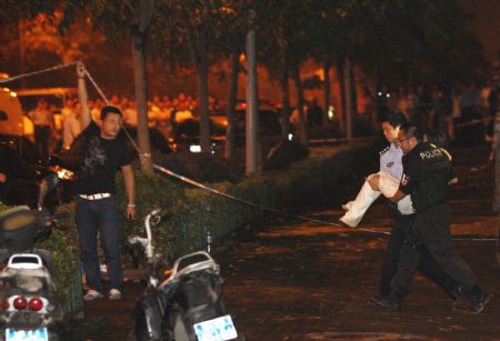 Police rescue a girl taken hostage in Shanghai, east China, Sept. 23, 2009. A man held his girlfriend hostage at knife point in a hotel room in Shanghai Tuesday afternoon, the police finally rescue the girl on Sept. 23. (Xinhua/Pei Xin) 