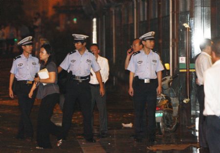 Police guard outside the Jiajia Hotel where occured the hostage case in Shanghai, east China, Sept. 22, 2009. A man held his girlfriend hostage at knife point in a hotel room in Shanghai Tuesday afternoon, the police finally rescue the girl on Sept. 23. (Xinhua/Pei Xin) 