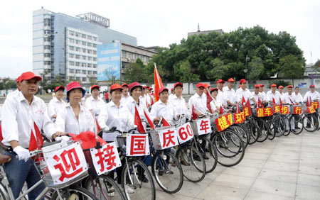 Elderly volunteers take part in a promotion event of car-free day in Taizhou, east China's Zhejiang Province, Sept. 22, 2009. This Tuesday is China's third Car-Free Day and people are encouraged to walk, ride bikes or take buses instead of driving their cars. [Wang Tianrong/Xinhua]