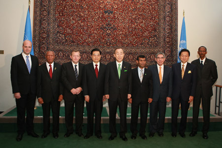 Chinese President Hu Jintao (4th L) poses for photos with other leaders at the UN headquarters in New York Sept. 22, 2009. President Hu and the other leaders were attending the UN Climate Change Summit in New York Sept. 22. [Ju Peng/Xinhua]